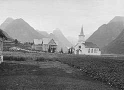 Hotel Mundal og Fjærland kirke slik den så ut før den ble bygget om på begynnelsen av 1930-tallet. Foto: Axel Lindahl /Norsk folkemuseum