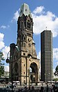 Teilansicht des Gebäude­ensem­bles der Kaiser-Wilhelm-Gedächtnis­kirche: Alte Kirche/Turmruine und Neuer Turm, 2004