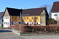 Wohnhaus über winkligem Grundriss, rückwärtige Scheune und Einfriedung