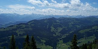 Großer Bogen der Hörnergruppe vom Steineberg (Hochgratkette); mittig das Gunzesrieder Tal; links das Ofterschwanger Horn, ganz rechts das Riedberger Horn; im Hintergrund der Hauptkamm der Allgäuer Alpen