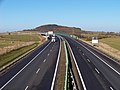 Trasse der Autobahn D8 auf dem Kamm des Osterzgebirges mit dem Špičák u Krásného Lesa im Hintergrund