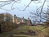 Kasteel van Ronchinne: gevels en daken, grote zaal op de eerste verdieping in de zuidoosthoek, de pilasters en de twee roosters, alsook buitengevels, daken en twee torens van de hoeve (monument) ensemble van deze gebouwen en de omgeving (site)