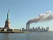 Anschläge des 11. September 2001 in New York City: Blick auf Freiheitsstatue und World Trade Center