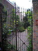 Toegangshek tot de gemeenschappelijk tuin (hof) van het Bruntenhof