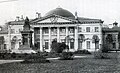 Hauptgebäude mit Skulptur der Willie (1914)