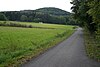 Blick etwa aus Richtung der nahe Oberalba stehenden Emberghütte südsüdwestwärts zur Sachsenburg