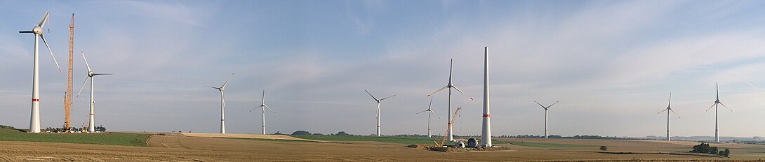 Enercon E-126, 7.5 MW rüzgâr türbinleri kurulum halinde, (Estinnes, Belçika), (Temmuz 2010)