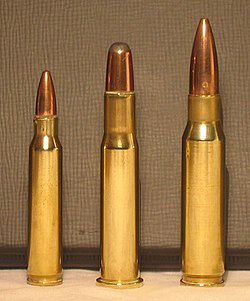 5,56×45mm NATO (balra) mellette (középen) .30-30 Winchester és 7.62x51mm NATO (jobbra)