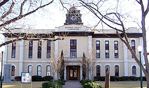 Das Bastrop County Courthouse and Jail Complex in Bastrop, gelistet im NRHP mit der Nr. 75001947[1]