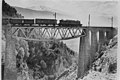 Be 6/8 der BLS um 1930 auf dem Baltschiederviadukt. Einem mit einer Fachwerkbrücke verbundenen Steinbogenviadukt. Hinter der Lokomotive ein dreiachsiger Postwagen mit Oberlicht, gefolgt von einem dreiachsigen Gepäckwagen.