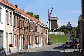 Zuidelijk deel van de Peterseliestraat; in de achtergrond: de Sint-Janshuismolen