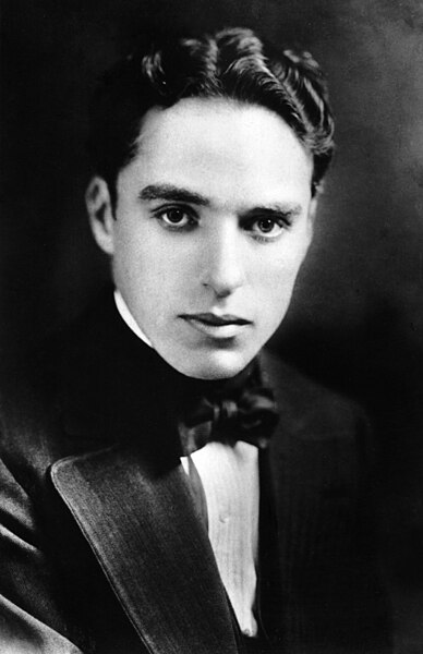 Charlie Chaplin (d. 16 Nisan 1889 - 25 Aralık 1977), İngiliz sinema yönetmeni, oyuncu ve yazar. Asıl adı Charles Spencer Chaplin olmakla beraber, yarattığı "Şarlo" (Charlot) karakteri ile özdeşleşti ve öyle anıldı. (1900-1910). (Üreten:Bilinmiyor)