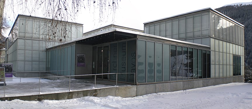 Das Museumsgebäude, Eingangsbereich mit Schnee