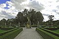 G7-G15: Statuen am Rondell im Garten des Hospitals