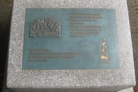 Gedenktafel in der Silberburganlage mit einem Relief der Silberburg.