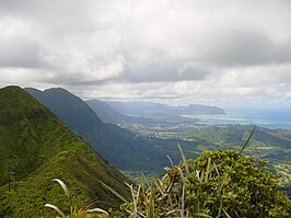 De Koʻolau Range gezien vanaf de top. Kaneohe is zichtbaar aan de rechterkant