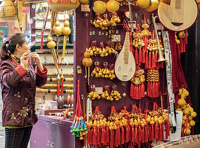 A vendor at the Yuyuan Bazaar near Yu Garden, 2018