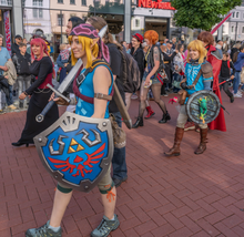 Das Foto zeigt zwei Link-Cosplayer mit verschiedener Kleidung und Bewaffnung