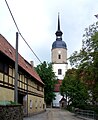 Kirche Weistropp mit Kirchenausstattung, dazu Kirchhof mit Einfriedungsmauer und Kirchhofstor sowie vier Grabmälern und Kriegerdenkmal für die Gefallenen des Ersten Weltkrieges, außerdem mit Luthereiche und Gedenkstein