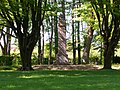 Gedächtnishain für Ersten und Zweiten Weltkrieg mit Obelisk, Terrasse und Baumbestand
