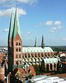 Achteckige gotische Turmhelme über vier Giebeln (Lübecker Marienkirche)