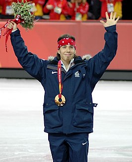 Apolo Anton Ohno op het podium na zijn zege op de 500 meter