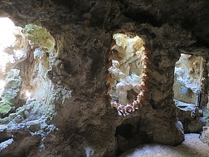 Ruine des Aquariums in der Grotte