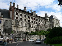 Die Loggienfassade des Schlosses am Flügel Franz’ I.; ganz rechts ein Pavillon des Flügels Gastons d’Orléans