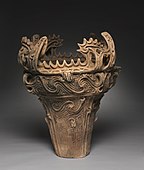 Vas în „stilul cu flăcări”; din perioada Jōmon a Japoniei; c. 2750 î.Hr.; ceramică cu ornamente decorate și aplicate; înălțime: 61 cm, diametru: 55,8 cm; Muzeul de Artă din Cleveland