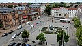 Platzanlage mit Brunnen, ehem. Straßenbahnoberleitungsmast mit Gedenktafel und Gedenkstein