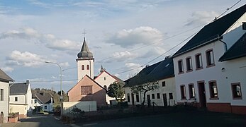 Die Straße Brühl führt auf die Pfarrkirche zu