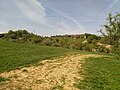 Blick auf Motocross-Strecke mit Zeitnahmeturm, Vereinsheim und Festhalle