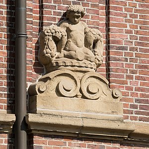 Bauschmuck am Gymnasium Kaiser-Friedrich-Ufer