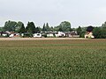 Häusergruppe an der Straße Binsfeld zur Feldflur hin, dahinter die Baureihe am Mondsee