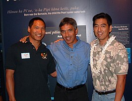 Jason Scott Lee (l.) met Nainoa Thompson (m.) en Layne Luna, 2003