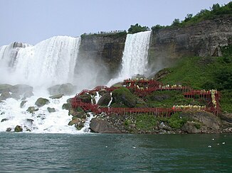 Von links nach rechts: Der American Falls-Wasserfall, die Luna Island-Insel, der Bridal Veil Falls-Wasserfall und die Goat Island-Insel. Darunter die als Cave of the Winds bezeichnete Touristen-Attraktion.