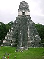 Guatemela'da Maya Tikal piramit tapınağı