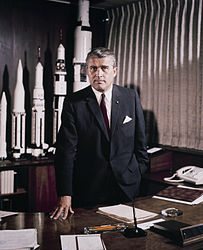 Wernher von Braun a Marshall Space Flight Center-beli íróasztalánál modellek között