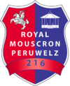 Wappen, links rot, rechts blau; in Großbuchstaben über beide Flächen „Royal Mouscron Peruwelz“, darunter in einem roten Band die Zahl „216“; darüber links ein weißer Reiter auf einem springenden Pferd, rechts ein weißer Pavillon