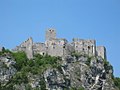 Blick aus dem Tal auf die Burg Strečno