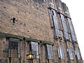 Fassade der von Charles Rennie Mackintosh entworfenen Glasgow School of Art; Fensterbänder und Steinfassadenfläche (2006)