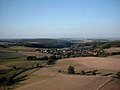 Neutsch (von SW) im von vielen Ganggesteinen durchsetzten flasrigen bis gneisigen Granitoid-Komplex. Im Hintergrund rechts: Reinheimer Bucht und Böllstein-Gneis-Rücken