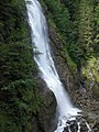 Blick auf den Wasserfall in der oberen Engstelle vom Steg über die Schlucht