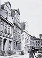 Schüsselbuden 2–8 (von rechts) um 1910. Die im 18. Jh. überformten einstigen Handelshäuser gegenüber der Marienkirche stellten den eigentlichen Marktrand dar. Erhalten sind nur die Umfassungswände und Pfeilerstümpfe des gotischen Kellers von Nr. 6 (siehe hier). Sie werden zurzeit in einen Neubau der Ulrich-Gabler-Stiftung, Architekten Konermann Siegmund, integriert.