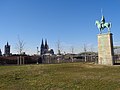 Denkmal 2019 vor dem Stadtpanorama