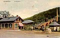 Die Nerobergbahn mit Talstation und Viadukt um 1907; rechts ist der ehemalige Schlot der Dampfmaschine zu erkennen.