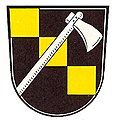 Gemeinde Reuth In Schwarz drei in Form eines Schrägbalkens absteigende goldene Würfel, schräg gekreuzt damit ein schräglinks gestelltes, durchgehendes silbernes Rodungsbeil.[9]