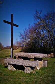 Rastplatz mit Feldkreuz im Bahndamm von Rügerrieth