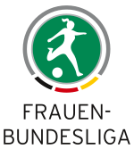 Abgebildet ist das Logo der deutschen Frauen-Fußball-Bundesliga. Das Logo ist ein Kreis mit grünem Rahmen, weiter innen ein dünner weißer Rahmen. Der grüne Rahmen endet unten am Keis und es werden Ragmen in schwarz, rot und gold abgebildet. In der Mitte ein grüner Kreis mit der stilisierten Abbildung eine im Schuss befindlichen Fußballerin in weiß.