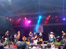 Foto der Band „Die Blumen“ musizierend auf der Bühne beim Fährmannsfest 2009